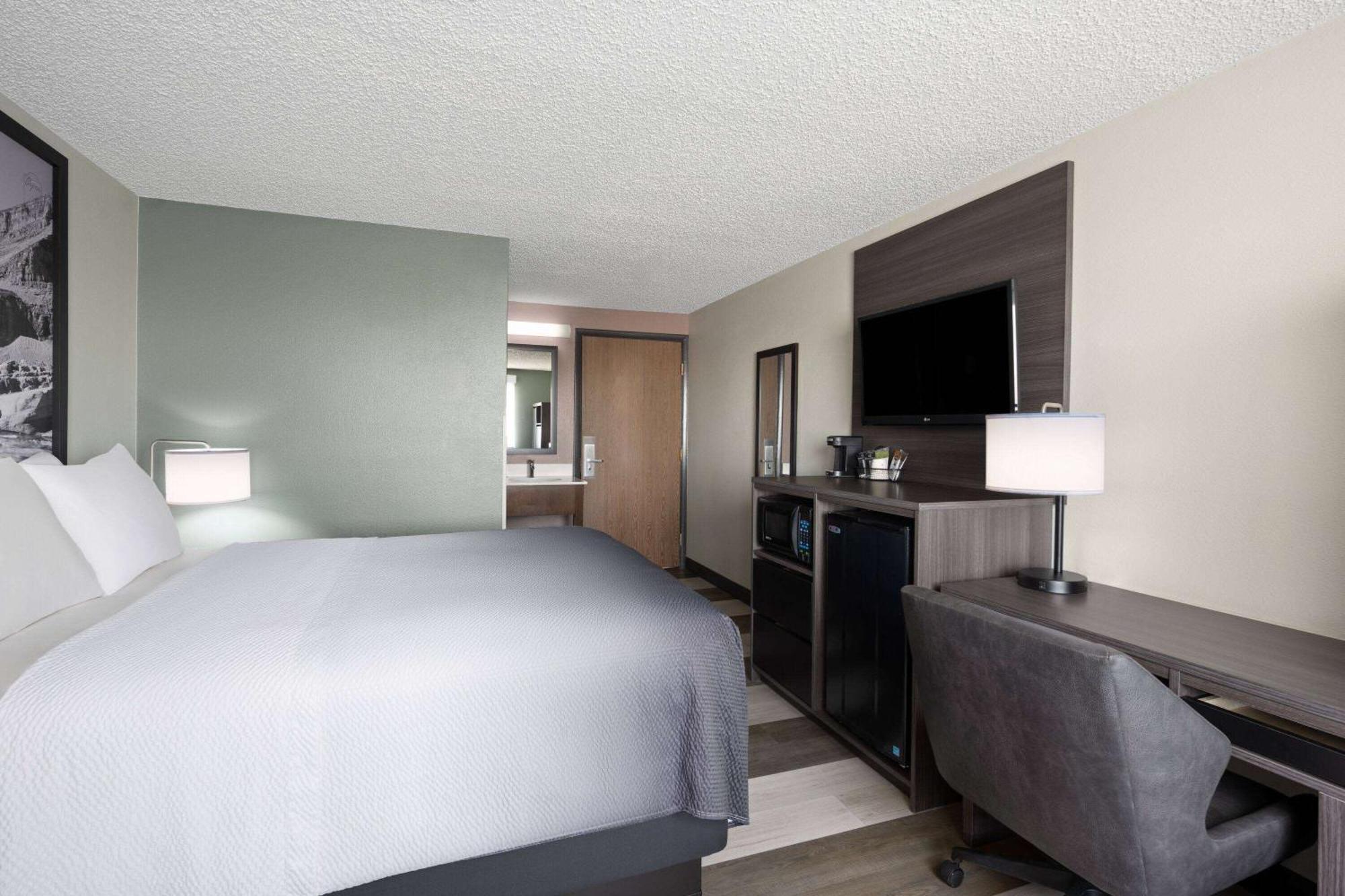 Hotel Super 8 By Wyndham Conrad Exterior foto