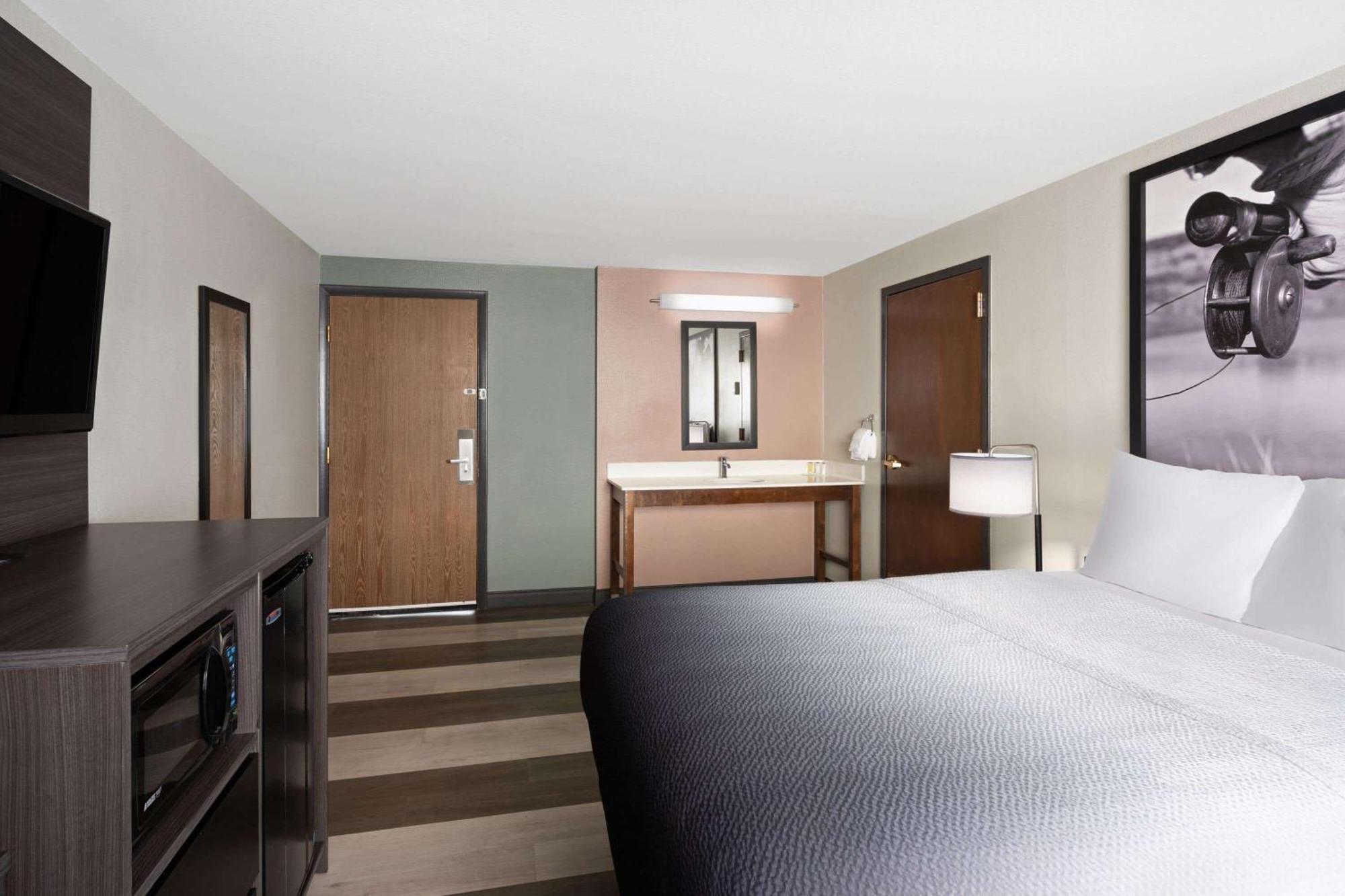 Hotel Super 8 By Wyndham Conrad Exterior foto