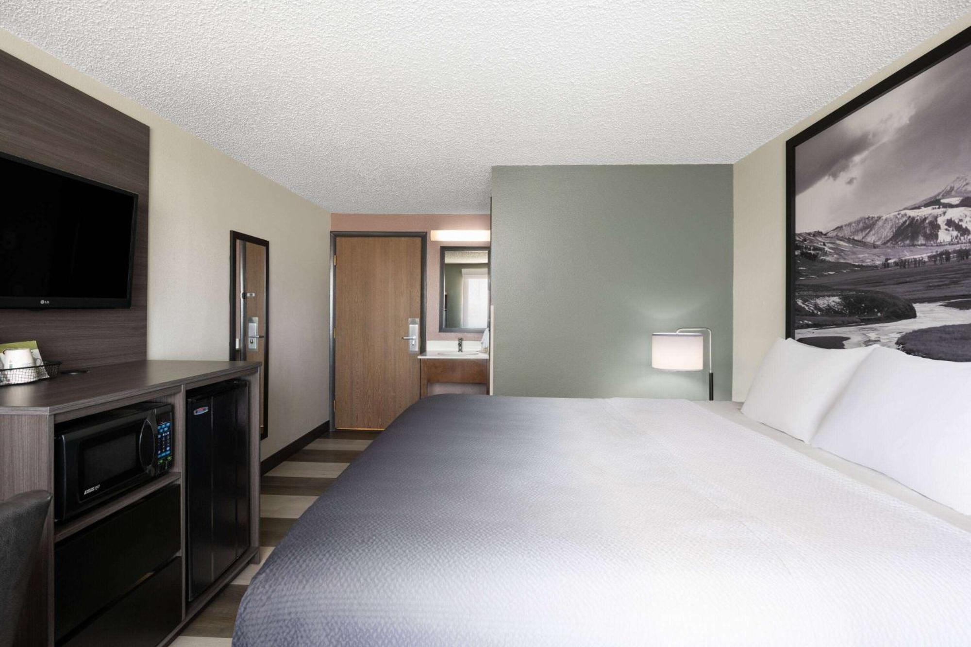 Hotel Super 8 By Wyndham Conrad Exterior foto